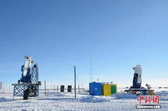 资料图：在深入南极内陆、自然环境恶劣的昆仑站，中国科学家对架设在这里的望远镜改造“升级”，加装“吹风机”和“千里眼”。杨世海 摄