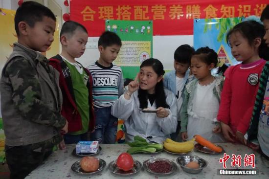 资料图：安徽一所幼儿园请营养师给小朋友们讲解膳食营养搭配。中新社记者 张娅子摄