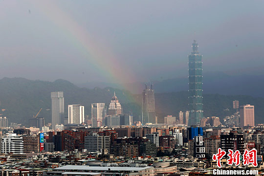 6月20日，一场降雨过后，台北101大楼附近出现彩虹。中新社记者 陈小愿 摄