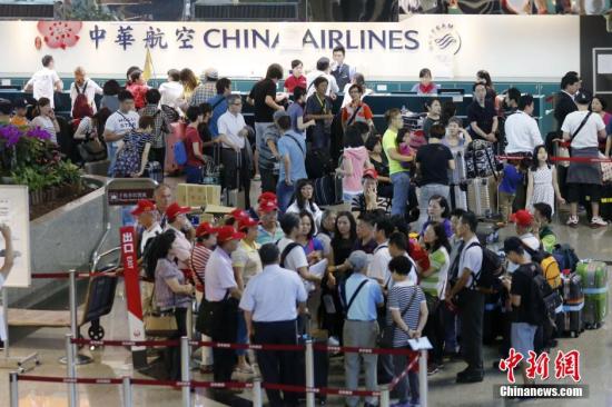 资料图：台湾桃园机场内，旅客排队等候。 中新社记者 陈小愿 摄