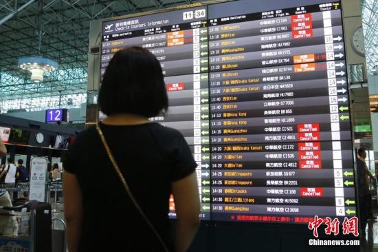 资料图：台湾中华航空公司罢工，导致航班大面积延误、取消。 中新社记者 陈小愿 摄