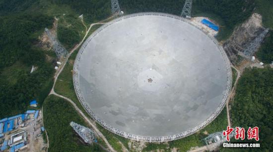 位于中国贵州省内的500米口径球面射电望远镜(FAST)。 中新社记者 贺俊怡 摄