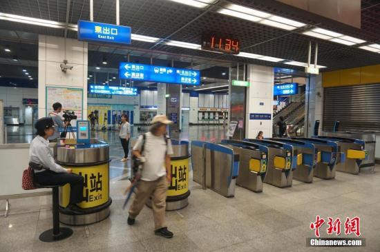 7月8日，台北警方指出，发生在7日晚10时的台铁爆炸案已初步排除恐怖攻击。图为台铁松山站站口增加了值班警力。中新社记者 陈孟统 摄
