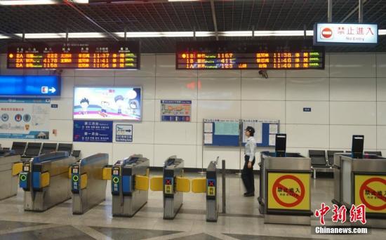 资料图：台铁松山站进站口。中新社记者 陈孟统 摄