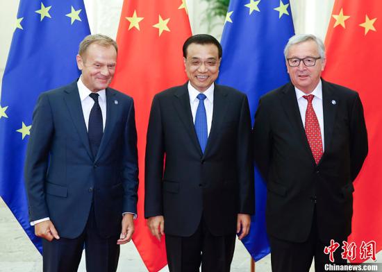 2016年7月12日，中国国务院总理李克强与欧洲理事会主席图斯克、欧盟委员会主席容克在北京人民大会堂共同主持第十八次中国欧盟领导人会晤。中新社记者 杜洋 摄