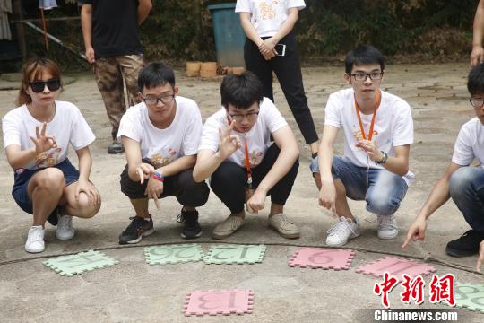 台湾学生正在进行拓展训练。　唐哲威 摄