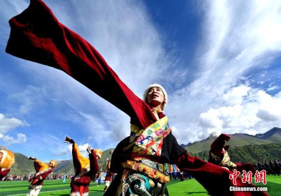 资料图：西藏自治区那曲地区嘉黎县第四届拉日旅游文化赛马艺术节在嘉黎县开幕。西藏那曲地区是西藏的北大门，有着“江河源”和“中华水塔”之美誉，是世界上最具生物多样性的地区之一。 李林 摄