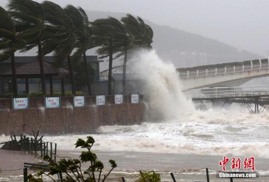 资料图：2016年10月18日，台风“莎莉嘉”。登陆后在三亚掀起巨浪。记者 尹海明 摄