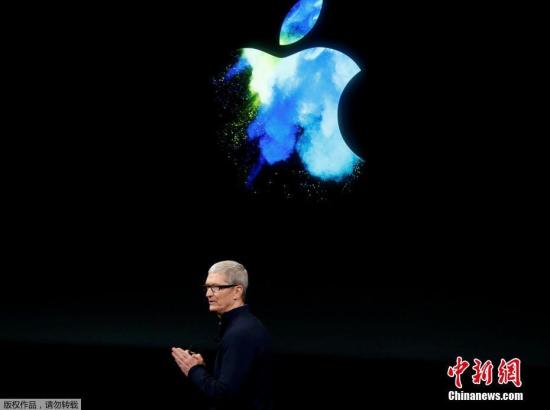 苹果公司CEO蒂姆·库克在新品发布会上宣讲。