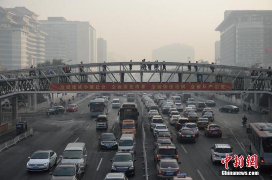 11月3日，北京大气扩散条件转差，空气污染指数持续攀升。据悉，北京已于2日傍晚发布空气重污染黄色预警。根据中国环境监测总站的预测，11月3日至6日，京津冀及周边地区将出现持续静稳天气，不利于大气污染物扩散，部分城市可能出现空气重污染过程。图为午后北京西单商圈逐渐被雾霾笼罩。 中新社记者 崔楠 摄