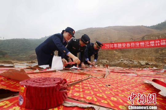 资料图：广西执法人员清理查获的非法烟花爆竹。　谭凯兴 摄