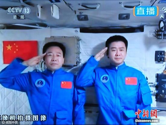 太空中的景海鹏(左)与陈冬(资料图)。图片来源：视觉中国