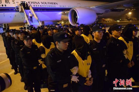 11月29日晚，载有74名电信诈骗嫌疑人的中国南航波音777飞机降落武汉天河机场。74名嫌疑人系湖北襄阳警方从马来西亚押回，包括大陆53人和台湾21人。今年10月，中国公安部派员率领由湖北公安民警组成的工作组赴马来西亚。在马来西亚吉隆坡、槟城打掉4个电信网络诈骗团伙，抓获74人，破获涉及中国大陆31个省市区500余起案件，涉案金额6000余万元人民币。马芙蓉 摄