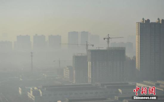 资料图片，城市被雾霾笼罩。 中新社记者 翟羽佳 摄