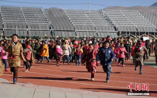 资料图：四川藏区冬日暖阳下的校园。 中新社记者 刘忠俊 摄