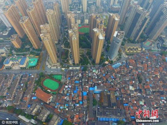 2016年12月07日，上海，航拍上海最大的棚户区――张桥，航拍镜头下，低矮的棚户区密密麻麻，与周边的高端楼盘形成了鲜明的对比。蒋一超 摄 图片来源：视觉中国
