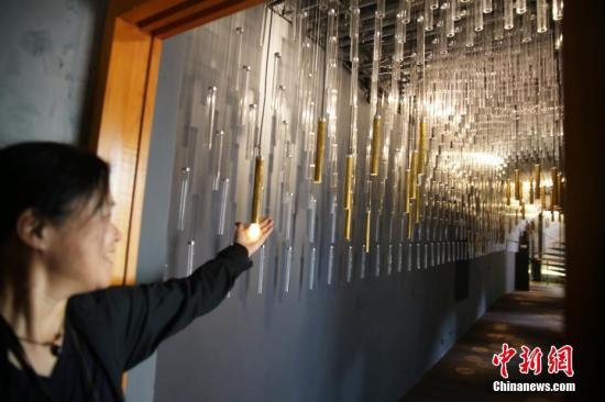 纪念馆二层的“芦苇之歌长廊”悬挂着两千多根透明空管和金属灯，代表两千多位未知和已知身份姓名的台籍慰安妇阿嬷的生命力量(资料图)。中新社记者 刘贤 摄
