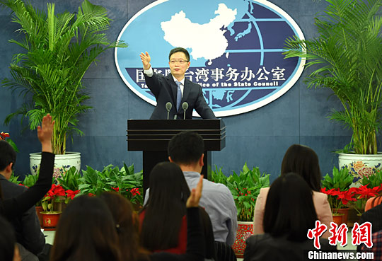 12月14日，国务院台湾事务办公室发言人安峰山回答记者提问。中新社记者 张勤 摄