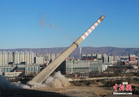 12月15日，华能集团北方电力公司呼和浩特热电厂一个180米烟囱被成功实施爆破。中新社记者 尚虹波 摄