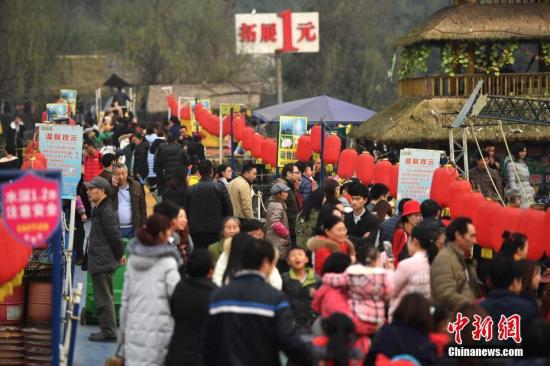 2017年1月2日，元旦假期，重庆洋人街内不少商家推出的一元游玩项目吸引了各地游客前来玩耍。 陈超 摄