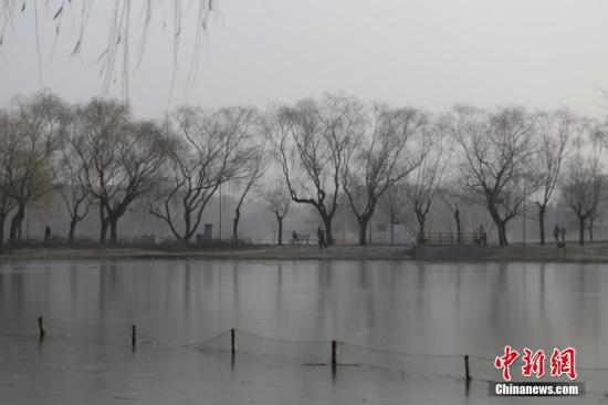 1月2日，北京雾霾持续。当日，北京迎来了短暂的蓝天。然而因为冷空气太弱，雾霾还将卷土重来。北京市空气重污染应急指挥部1月1日晚发布消息，本市将延续空气重污染橙色预警至1月4日24时。据悉，预计1月4日夜间前后空气质量将逐步好转。 中新社记者 李慧思 摄