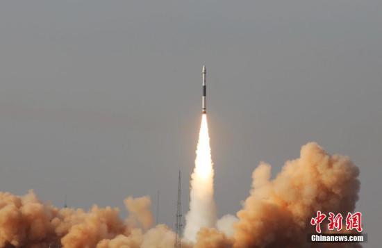 1月9日12时11分，中国“快舟一号甲”通用型固体运载火箭成功在酒泉卫星发射中心发射“吉林一号”灵巧视频03星，同时搭载“行云试验一号”、“凯盾一号”两颗立方体星。图为火箭发射瞬间。中新社发 亓创 摄