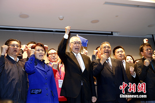 资料图：吴敦义(中)召开记者会，宣布参选中国国民党主席。 中新社记者 陈小愿 摄