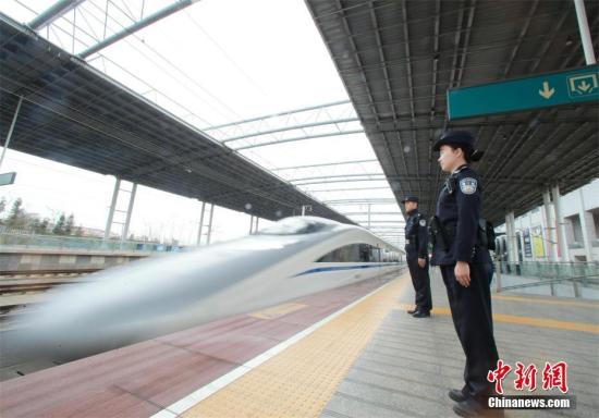 资料图：在咸宁北站，每天开往武汉的高铁多达几十趟。赵军 摄