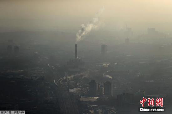 资料图:当地时间1月19日,英国伦敦出现严重雾霾,八个区域发布严重空气污染警告。 资料图:当地时间1月19日,英国伦敦出现严重雾霾,八个区域发布严重空气污染警告。