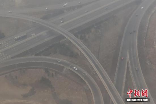 资料图：雾霾污染。 中新社记者 崔楠 摄