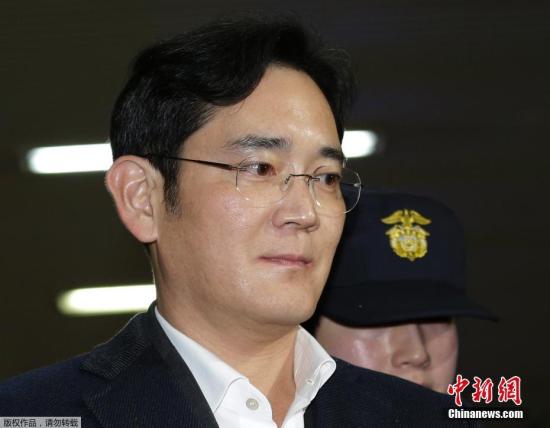 韩国三星电子副会长李在镕(中)被押往位于首尔的特检组办公室接受问讯。三星电子副会长李在镕因涉嫌行贿、挪用公款等多项罪名于17日被捕，连日来多次接受问讯。