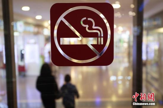 《上海市公共场所控制吸烟条例》规定，上海的室内公共场所、室内工作场所、公共交通工具内都全面禁止吸烟，取消现存所有室内吸烟室和室内吸烟区。<a target='_blank' href='/'>中新社</a>记者 张亨伟 摄