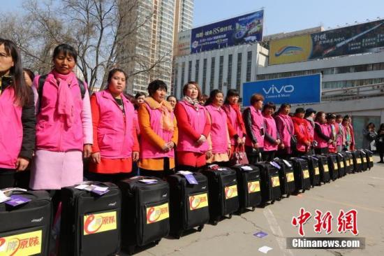 资料图：来自甘肃省各地的200多名贫困妇女以“陇原妹”的身份前往北京、天津就业创业。钟欣 摄