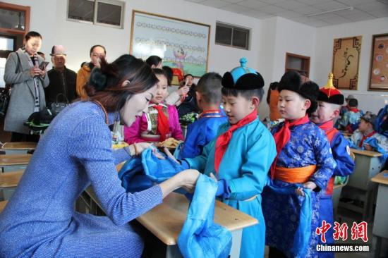 资料图：内蒙古开学季，蒙古style进校园。刘宝华 摄