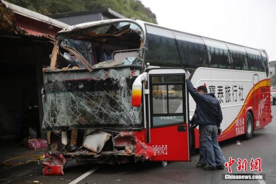 3月6日，台湾一辆载有大陆旅游团的游览车在新北市万里区撞到民宅。据台湾新北市消防局通报，车上23名大陆乘客和1名台湾导游均平安，但驾驶员失去生命迹象。图为游览车被拖出事发点。中新社记者 陈小愿 摄