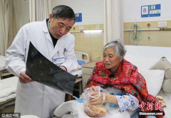 资料图：成都85岁老人接受治疗。 图片来源：视觉中国