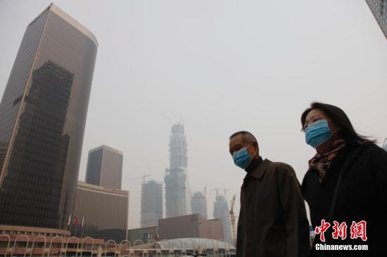 近日，雾霾再度降临京津冀地区，环保部16日发布的空气质量预报显示，京津冀地区未来十天内的空气质量呈前期较差、后期转好态势。记者 刘关关 摄