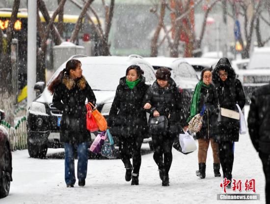 3月20日，二十四节气中的“春分”。当天，受冷空气影响，新疆乌鲁木齐市降下纷纷扬扬的雪花，气温也随之骤降。 记者 刘新 摄