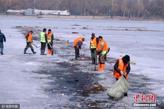 据了解，这些垃圾都是冬季里来松花江上游玩的游客们扔的，如不及时清理，这些垃圾将对母亲河造成污染。图片来源：视觉中国