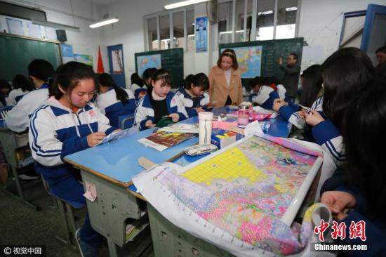 资料图：一中学课堂，教师为学生授课。图片来源：视觉中国