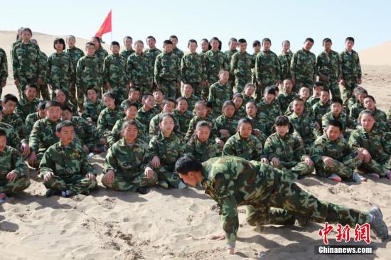资料图：甘肃张掖学生进行军训。刘国龙 摄