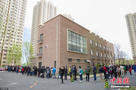 北京，在燕保・马泉营家园公租房项目现场排队办理公租房登记的队伍。图片来源：视觉中国