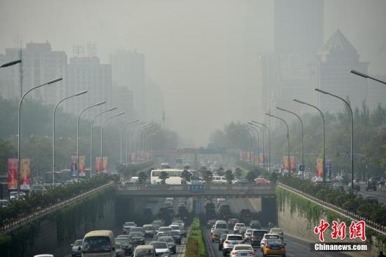 4月17日，北京迎来沙尘天气市区能见度降低，市民佩戴口罩出行。据北京市环境保护监测中心发布的消息，今天白天，本市预计受到上游沙尘影响，PM10将成为首要污染物，空气质量为轻度至中度污染。北京市环境保护监测中心昨天发布消息，北京上游的内蒙古西部阿拉善沙漠和甘肃西部地区，15日形成了范围较大的沙尘。昨天下午已到宁夏、陕西北部，从空气质量的监测数据看，沙尘影响区域的PM10最高浓度由昨天早晨的865微克/立方米开始逐渐降低，11时监测数据显示，PM10最高浓度为322微克/立方米，预计今天上午可能会影响北京。 中新网记者 金硕 摄