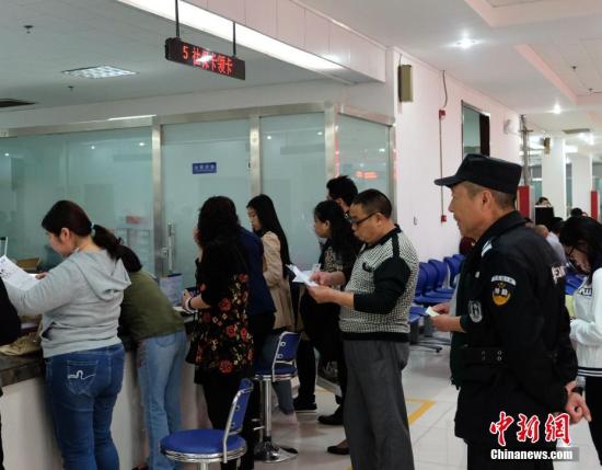 资料图：参保人在河南郑州社会保险办事大厅办理业务。 中新社记者 王中举 摄