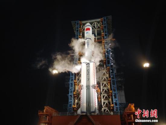 4月20日傍晚，海南文昌，搭载天舟一号飞船的长征七号运载火箭静待发射。董大伟 摄