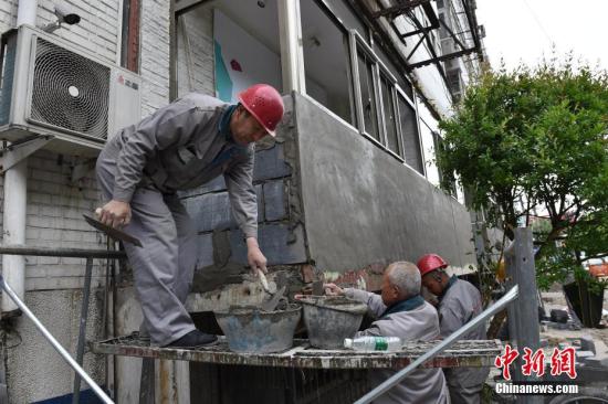资料图：北京市朝阳城管三里屯执法队对同里地区42号楼进行了开墙打洞整治工作。中新网记者 金硕 摄