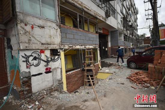 资料图：北京三里屯“脏街”综合整治拆墙打洞。中新网记者 金硕 摄