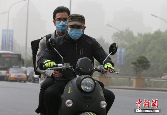 资料图：5月4日，北京遭遇沙尘过境，空气质量达严重污染级别。 中新社记者 杨可佳 摄