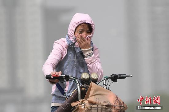 5月4日，山西太原空气质量达到严重污染级别，民众在沙尘天气中出行。武俊杰 摄