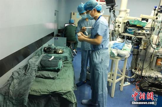 医护人员再次检查手术器械和耗材，确保万无一失。 中新社发 浙医二院 供图